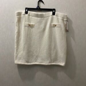 Elegant White Knit Skirt
